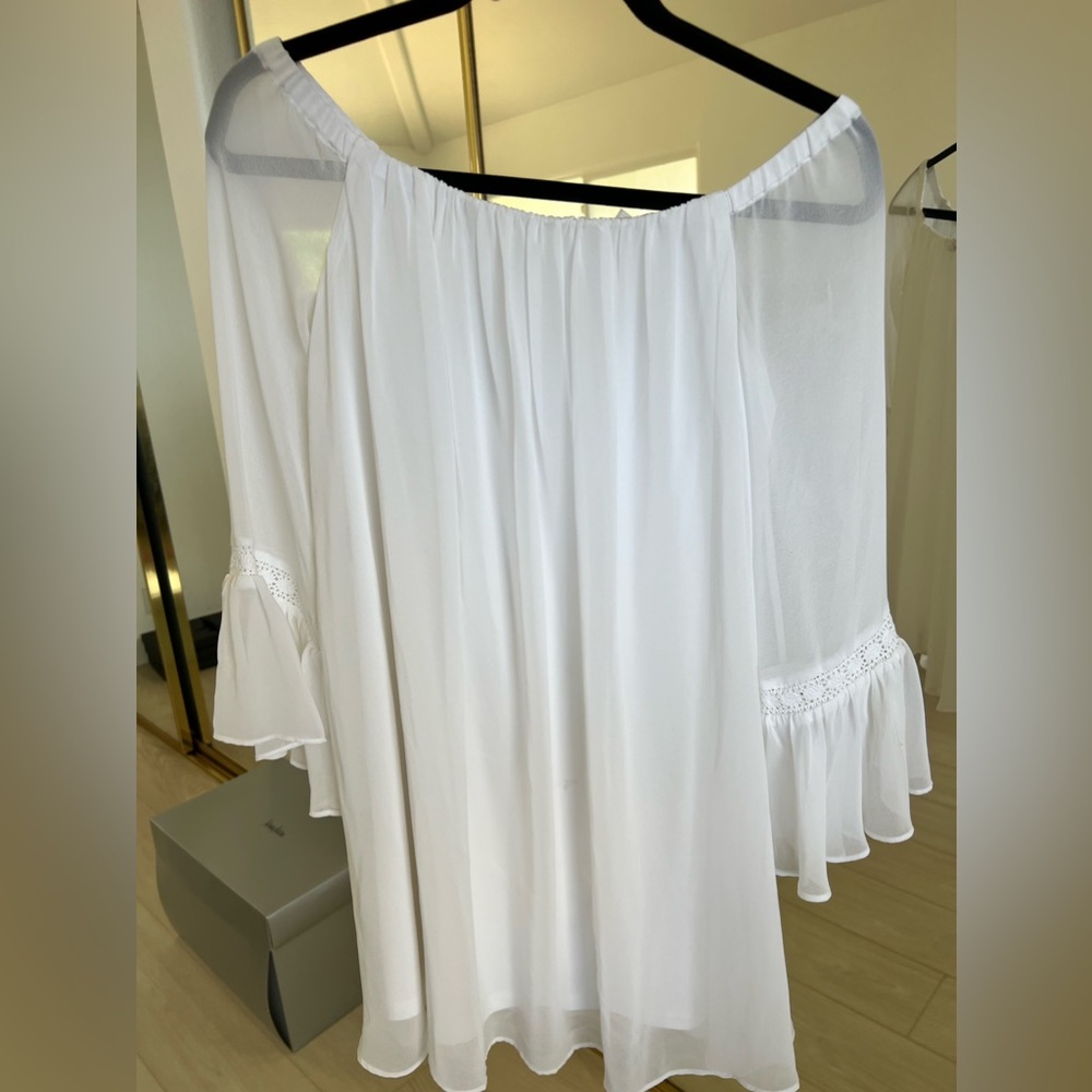 Off shoulder short flowy Guess mini dress